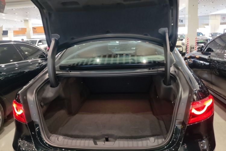 Used Jaguar XFL 2025 Model—2.0T P300, Four-Wheel Drive, 90th Anniversary Collector’s Edition Trunk