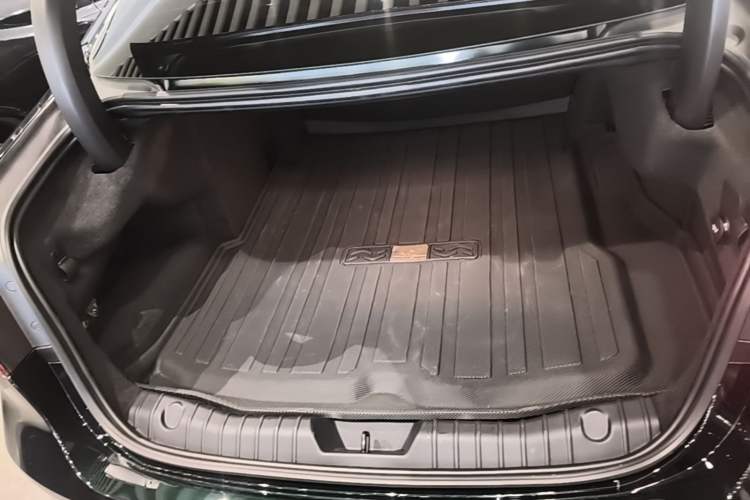 Used Jaguar XFL 2025 Model—2.0T P250, Two-Wheel Drive, Premium Luxury Edition Trunk