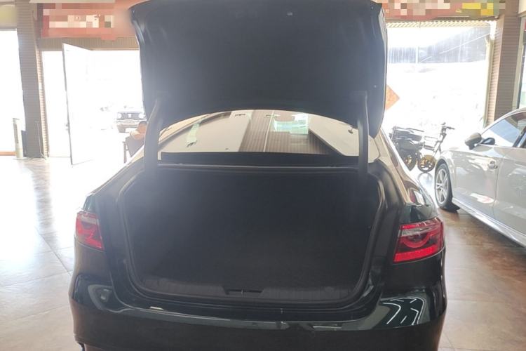 Used Jaguar XFL 2025 Model—2.0T P250, Two-Wheel Drive, Premium Luxury Edition Trunk