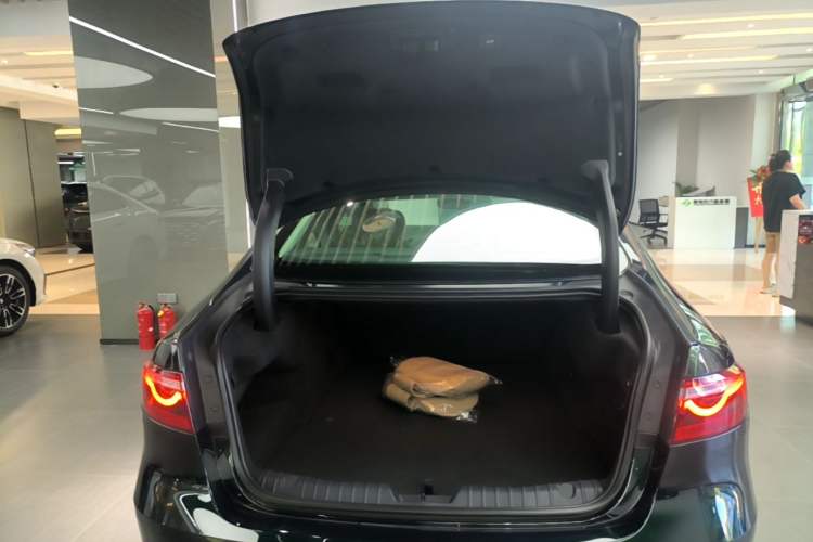 Used Jaguar XFL 2025 Model—2.0T P250, Two-Wheel Drive, Premium Luxury Edition Trunk
