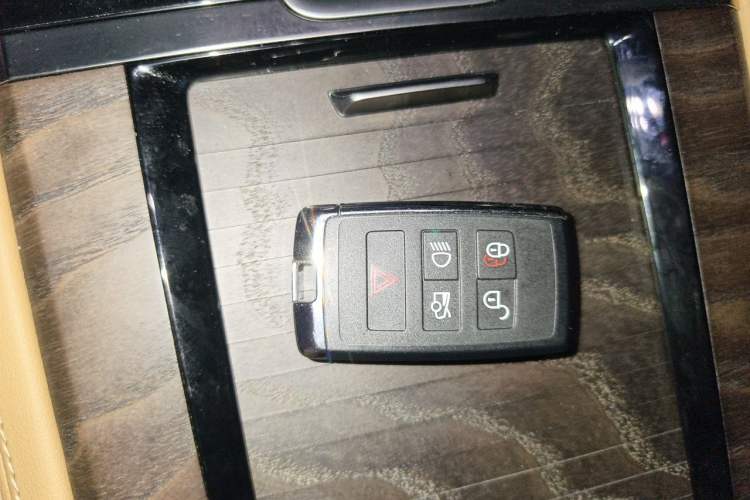 Used Jaguar XFL 2025 Model—2.0T P250, Two-Wheel Drive, Premium Luxury Edition Vehicle Key