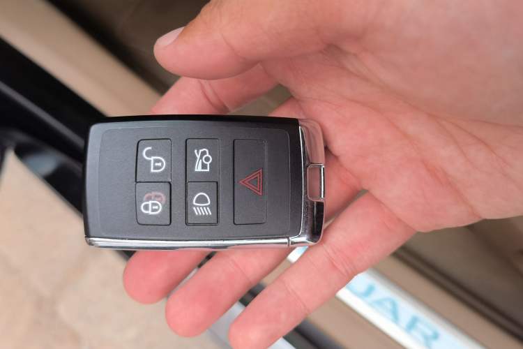 Used Jaguar XFL 2025 Model—2.0T P250, Two-Wheel Drive, Premium Luxury Edition Vehicle Key