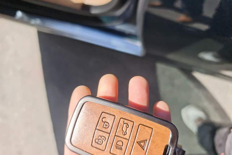 Used Jaguar XFL 2025 Model—2.0T P250, Two-Wheel Drive, Premium Luxury Edition Vehicle Key