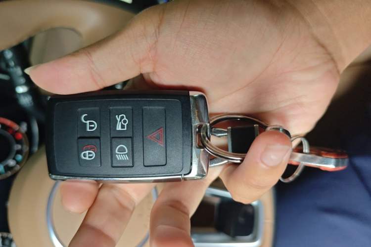 Used Jaguar XFL 2025 Model—2.0T P250, Two-Wheel Drive, Premium Luxury Edition Vehicle Key
