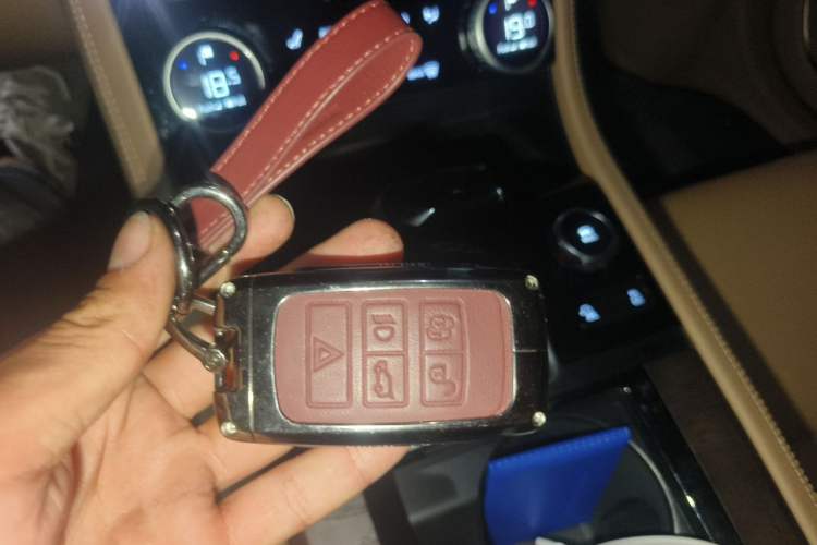 Used Jaguar XFL 2025 Model—2.0T P250, Two-Wheel Drive, Premium Luxury Edition Vehicle Key