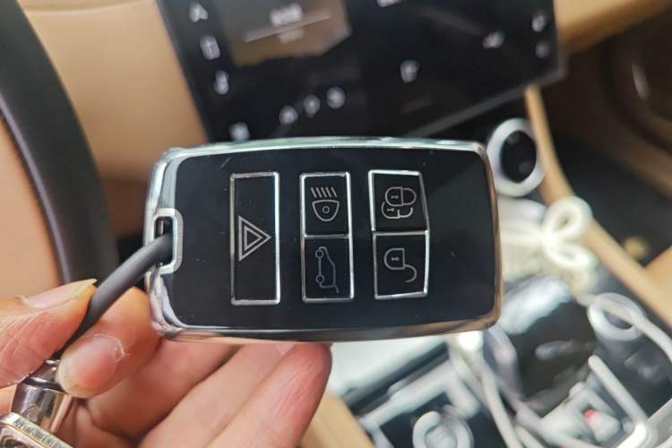 Used Jaguar XFL 2025 Model—2.0T P250, Two-Wheel Drive, Premium Luxury Edition Vehicle Key
