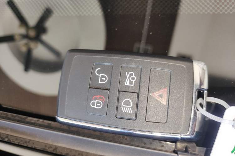 Used Jaguar XFL 2025 Model—2.0T P250, Two-Wheel Drive, Premium Luxury Edition Vehicle Key