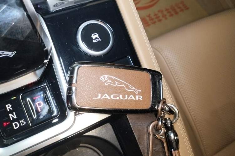 Used Jaguar XFL 2025 Model—2.0T P250, Two-Wheel Drive, Premium Luxury Edition Vehicle Key