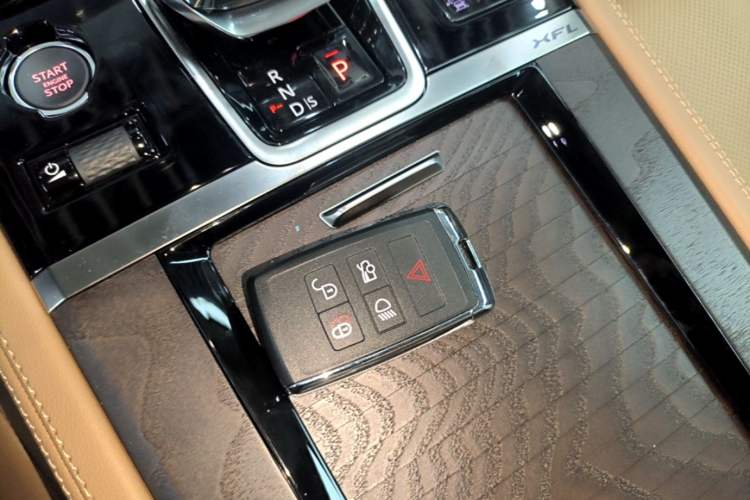 Used Jaguar XFL 2025 Model—2.0T P250, Two-Wheel Drive, Premium Luxury Edition Vehicle Key