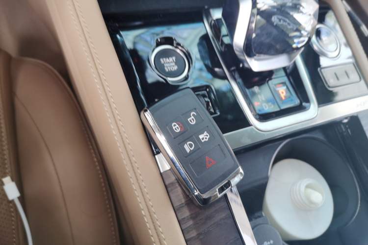 Used Jaguar XFL 2025 Model—2.0T P250, Two-Wheel Drive, Premium Luxury Edition Vehicle Key