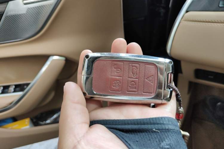 Used Jaguar XFL 2025 Model—2.0T P250, Two-Wheel Drive, Premium Luxury Edition Vehicle Key