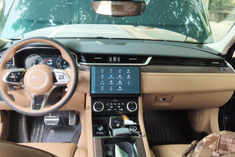 Used Jaguar XFL 2025 Model—2.0T P250, Two-Wheel Drive, Premium Luxury Edition Center Console