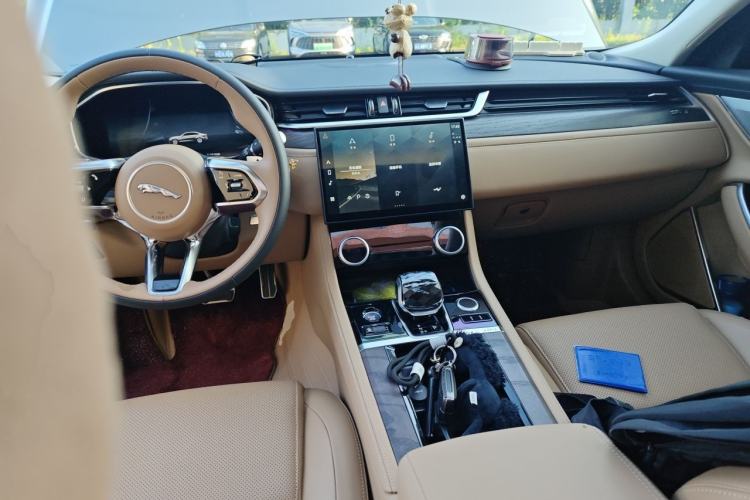 Used Jaguar XFL 2025 Model—2.0T P250, Two-Wheel Drive, Premium Luxury Edition Center Console