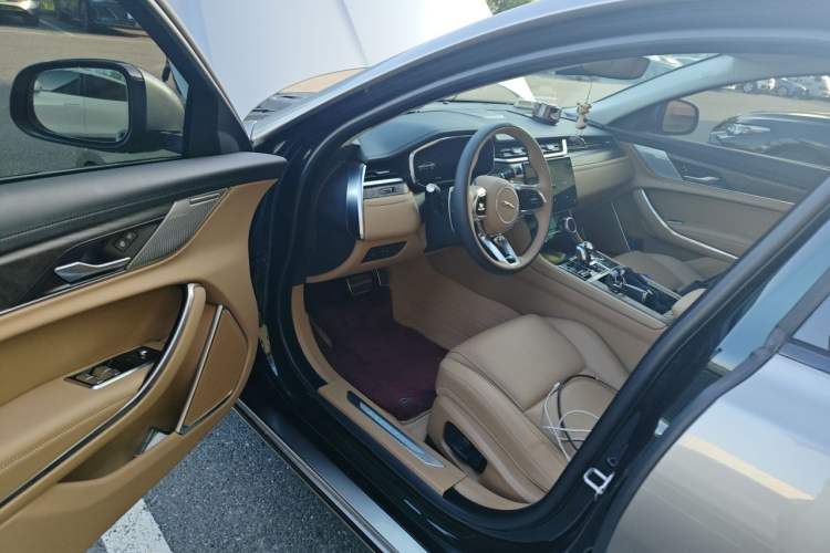 Used Jaguar XFL 2025 Model—2.0T P250, Two-Wheel Drive, Premium Luxury Edition Driver Seat