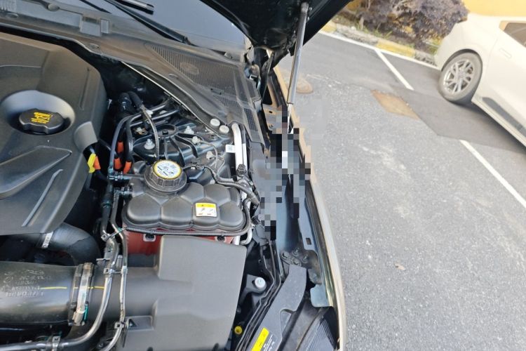 Used Jaguar XFL 2025 Model—2.0T P250, Two-Wheel Drive, Premium Luxury Edition Engine Bay Left