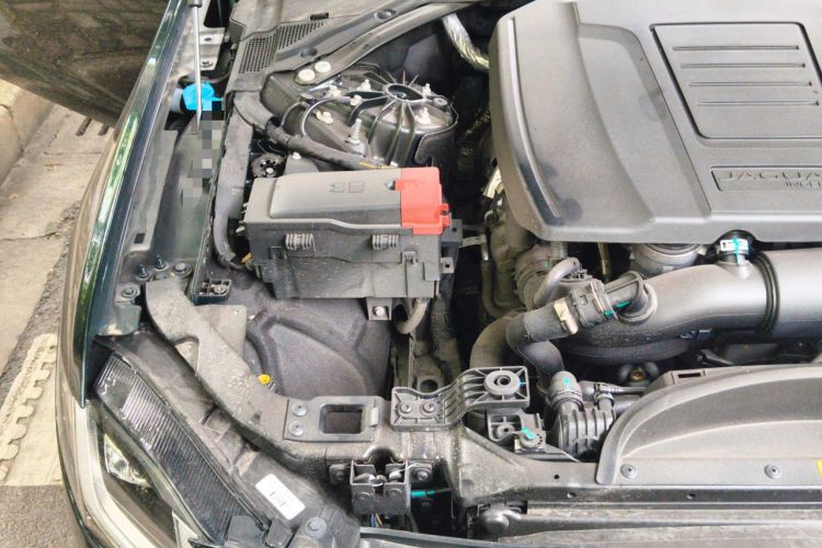 Used Jaguar XFL 2025 Model—2.0T P250, Two-Wheel Drive, Premium Luxury Edition Engine Bay Right
