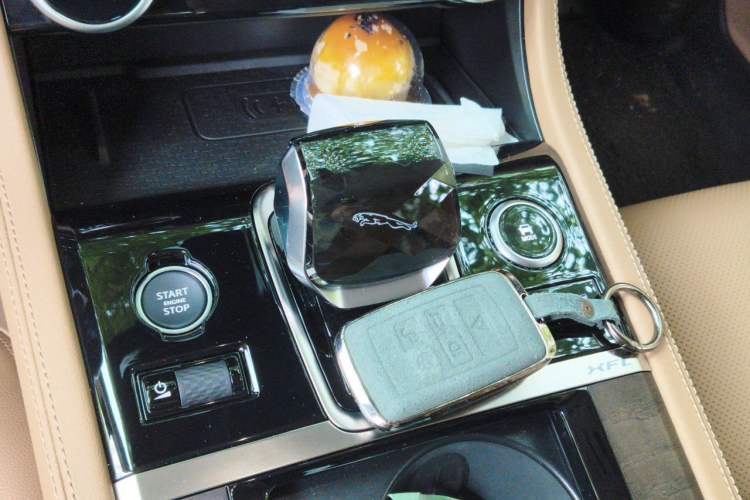 Used Jaguar XFL 2025 Model—2.0T P250, Two-Wheel Drive, Premium Luxury Edition Gear Lever