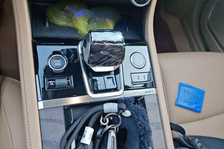 Used Jaguar XFL 2025 Model—2.0T P250, Two-Wheel Drive, Premium Luxury Edition Gear Lever