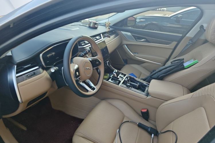 Used Jaguar XFL 2025 Model—2.0T P250, Two-Wheel Drive, Premium Luxury Edition Left Front Seat