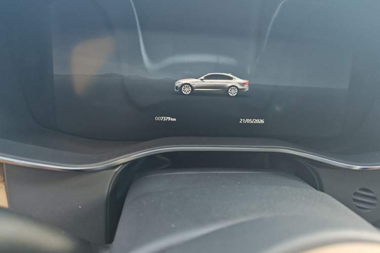 Used Jaguar XFL 2025 Model—2.0T P250, Two-Wheel Drive, Premium Luxury Edition Odometer Close Up