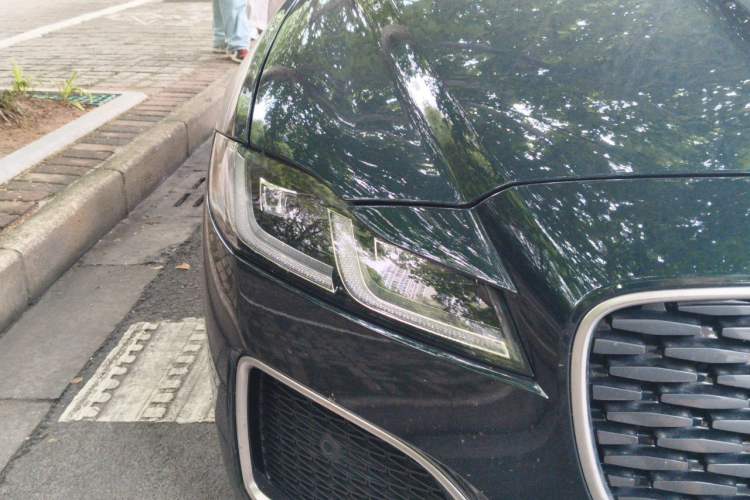 Used Jaguar XFL 2025 Model—2.0T P250, Two-Wheel Drive, Premium Luxury Edition Right Front Headlight