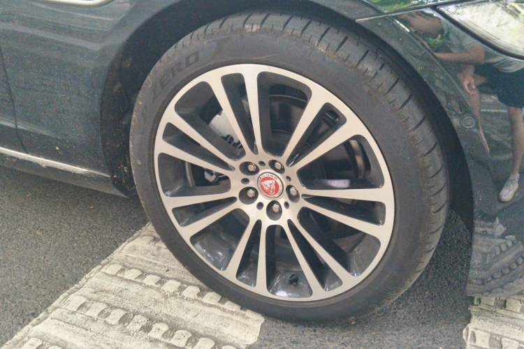 Used Jaguar XFL 2025 Model—2.0T P250, Two-Wheel Drive, Premium Luxury Edition Right Front Wheel Hub