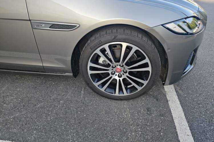 Used Jaguar XFL 2025 Model—2.0T P250, Two-Wheel Drive, Premium Luxury Edition Right Front Wheel Hub