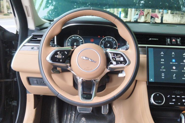 Used Jaguar XFL 2025 Model—2.0T P250, Two-Wheel Drive, Premium Luxury Edition Steering Wheel