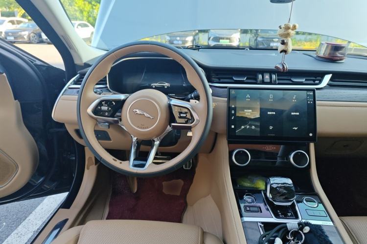 Used Jaguar XFL 2025 Model—2.0T P250, Two-Wheel Drive, Premium Luxury Edition Steering Wheel