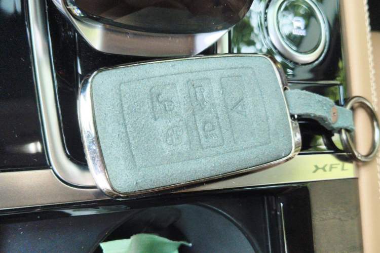 Used Jaguar XFL 2025 Model—2.0T P250, Two-Wheel Drive, Premium Luxury Edition Vehicle Key