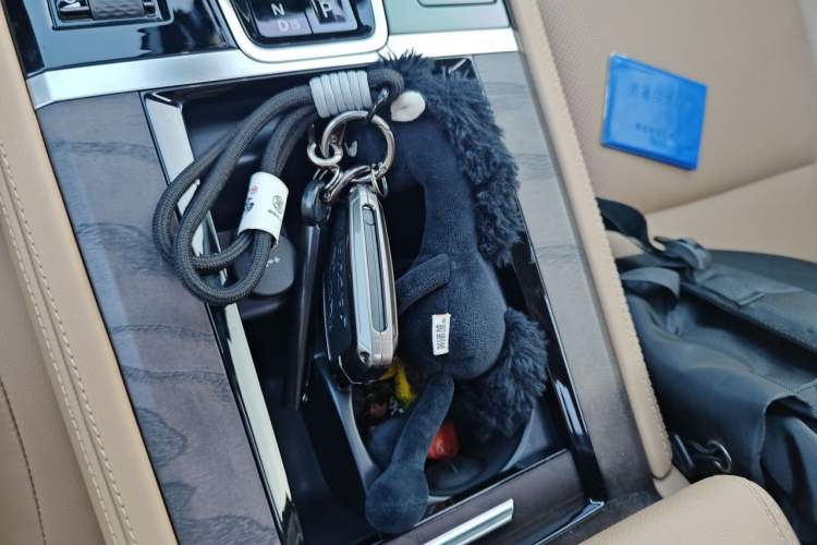Used Jaguar XFL 2025 Model—2.0T P250, Two-Wheel Drive, Premium Luxury Edition Vehicle Key