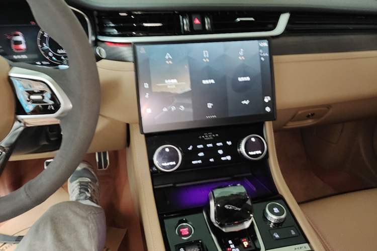 Used Jaguar XFL 2025 Model—2.0T P250, Two-Wheel Drive, Premium Luxury Edition Audio And AC Panel