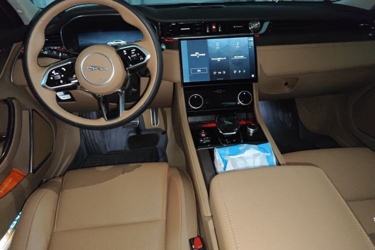 Used Jaguar XFL 2025 Model—2.0T P250, Two-Wheel Drive, Premium Luxury Edition Center Console