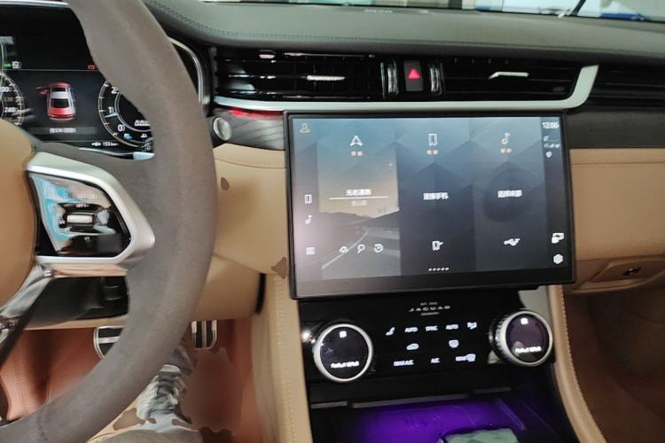 Used Jaguar XFL 2025 Model—2.0T P250, Two-Wheel Drive, Premium Luxury Edition Center Console