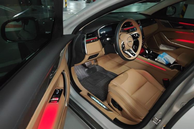 Used Jaguar XFL 2025 Model—2.0T P250, Two-Wheel Drive, Premium Luxury Edition Driver Seat