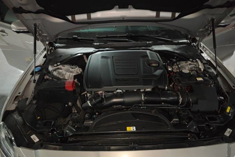 Used Jaguar XFL 2025 Model—2.0T P250, Two-Wheel Drive, Premium Luxury Edition Engine Bay