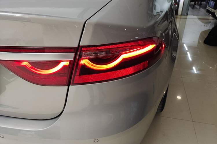 Used Jaguar XFL 2025 Model—2.0T P250, Two-Wheel Drive, Premium Luxury Edition Exterior 3