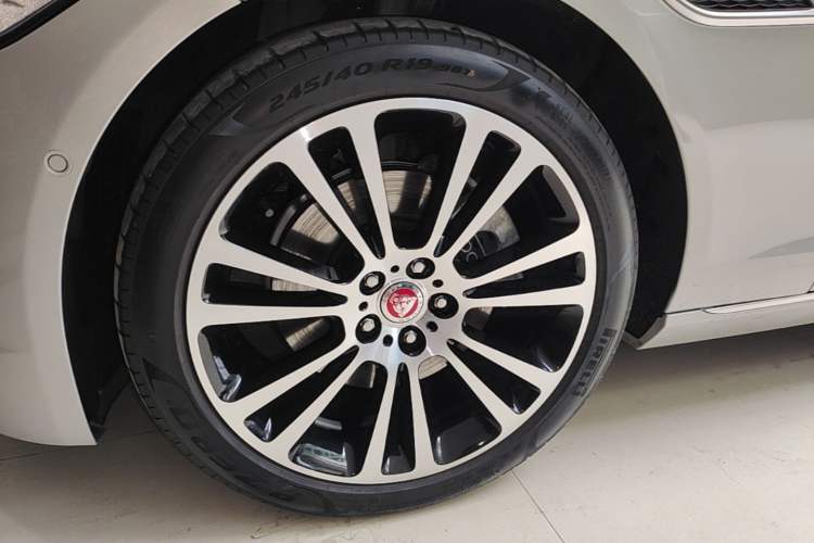 Used Jaguar XFL 2025 Model—2.0T P250, Two-Wheel Drive, Premium Luxury Edition Exterior 4