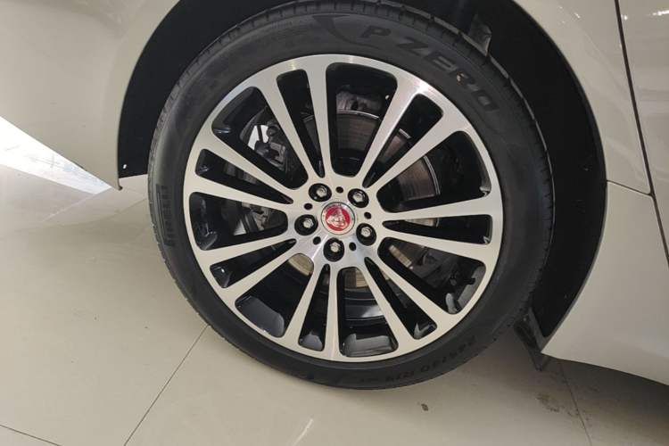 Used Jaguar XFL 2025 Model—2.0T P250, Two-Wheel Drive, Premium Luxury Edition Exterior 5