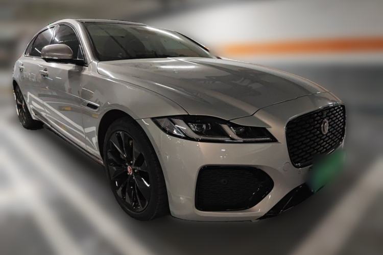 Used Jaguar XFL 2025 Model—2.0T P250, Two-Wheel Drive, Premium Luxury Edition Front Right 45 Deg