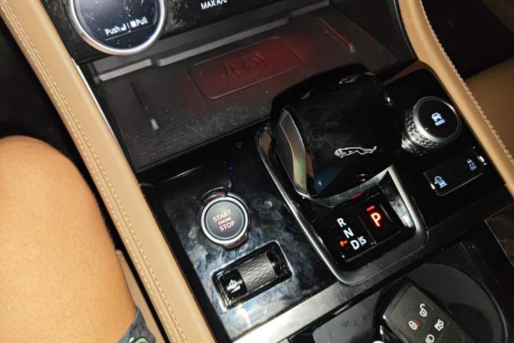 Used Jaguar XFL 2025 Model—2.0T P250, Two-Wheel Drive, Premium Luxury Edition Gear Lever