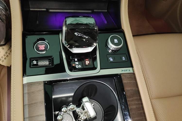 Used Jaguar XFL 2025 Model—2.0T P250, Two-Wheel Drive, Premium Luxury Edition Gear Lever
