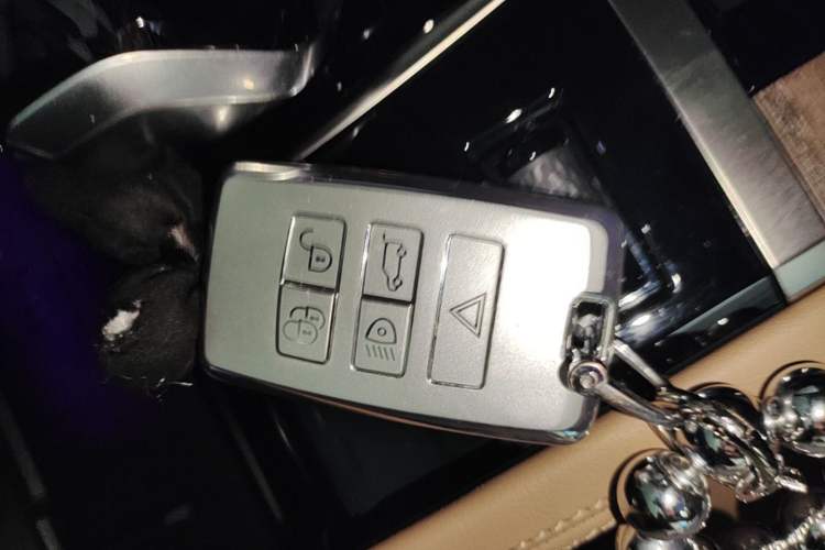 Used Jaguar XFL 2025 Model—2.0T P250, Two-Wheel Drive, Premium Luxury Edition Interior 1