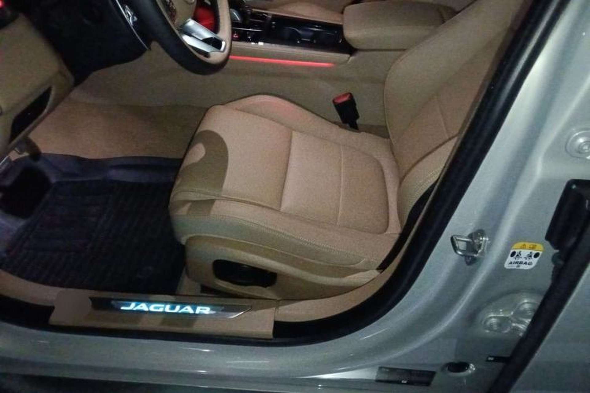 Used Jaguar XFL 2025 Model—2.0T P250, Two-Wheel Drive, Premium Luxury Edition Left Front Seat