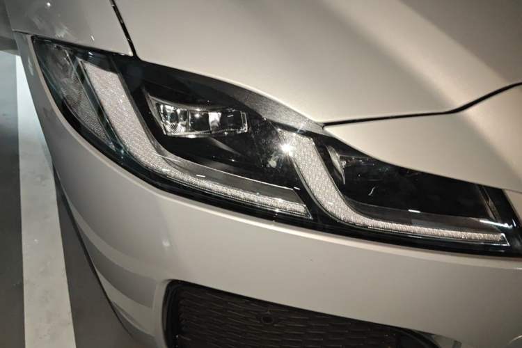 Used Jaguar XFL 2025 Model—2.0T P250, Two-Wheel Drive, Premium Luxury Edition Right Front Headlight