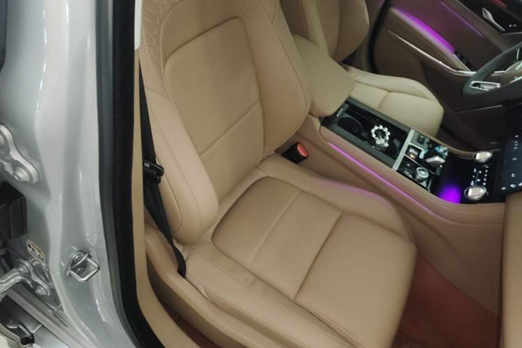 Used Jaguar XFL 2025 Model—2.0T P250, Two-Wheel Drive, Premium Luxury Edition Right Front Seat