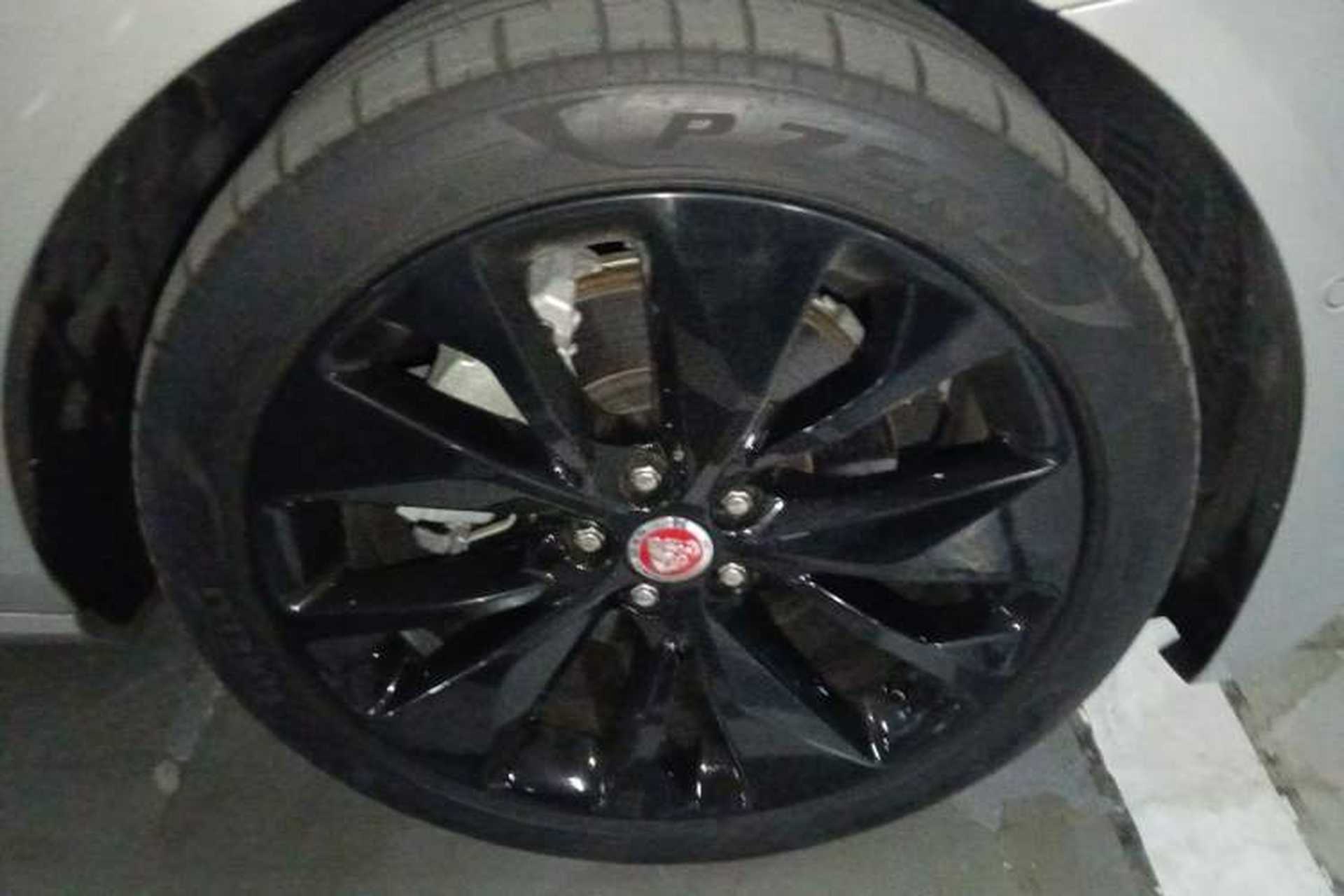 Used Jaguar XFL 2025 Model—2.0T P250, Two-Wheel Drive, Premium Luxury Edition Right Front Wheel Hub