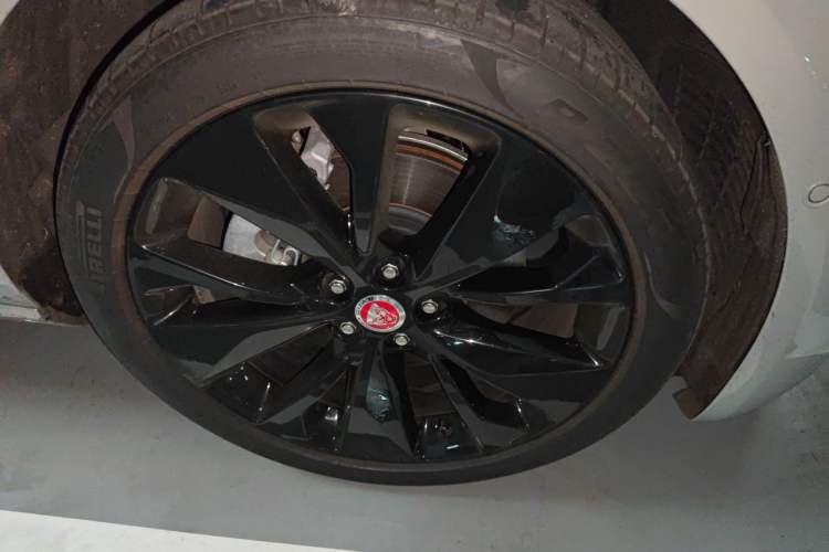 Used Jaguar XFL 2025 Model—2.0T P250, Two-Wheel Drive, Premium Luxury Edition Right Front Wheel Hub