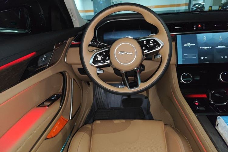 Used Jaguar XFL 2025 Model—2.0T P250, Two-Wheel Drive, Premium Luxury Edition Steering Wheel