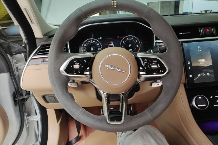 Used Jaguar XFL 2025 Model—2.0T P250, Two-Wheel Drive, Premium Luxury Edition Steering Wheel